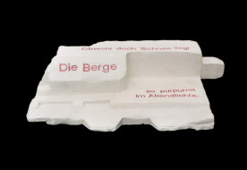 Verpackungs- Kunst- Stücke<br />Objekte aus Styropor, grundiert und gestempelt mit Texten zum Thema Schnee, Schaum, Winter ..., RestCycling Art Festival Berlin 2002